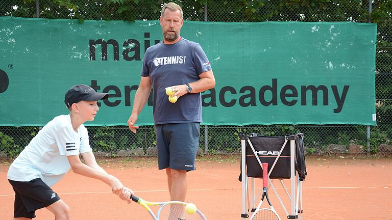 Der Schweinfurter Tennistrainer Erasmus Ertel bei einer Übungseinheit mit dem zehnjährigen Sälzer Lokalmatadoren Benedikt Albert.