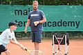 Der Schweinfurter Tennistrainer Erasmus Ertel bei einer Übungseinheit mit dem zehnjährigen Sälzer Lokalmatadoren Benedikt Albert.