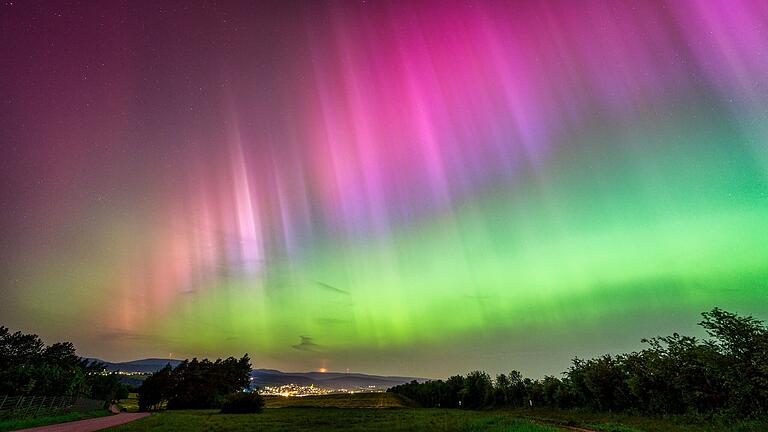 Polarlicht über Rhön-Grabfeld. Fotografiert vom Flugplatz Salz aus.