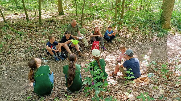 Die Minigärtner des FLSH Schloss Gaibach zusammen mit Förster Michael Grimm im Volkacher Wald.