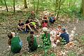 Die Minigärtner des FLSH Schloss Gaibach zusammen mit Förster Michael Grimm im Volkacher Wald.