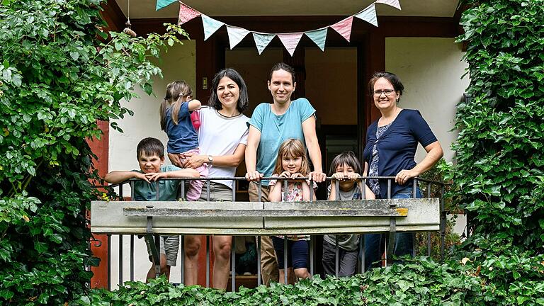 Im Familienzentrum Heidingsfeld gibt es viel mehr als nur einen Kindergarten - und die Eltern machen mit ihren Diensten mit. Laura Buchner, Raphaela Weimert und Noomi Crisci (v.li.) erklären das Konzept. Im Familienzentrum Heidingsfeld gibt es viel mehr als nur einen Kindergarten - und die Eltern machen mit ihren Diensten mit. Laura Buchner, Raphaela Weimert und Noomi Crisci (v.li.) erklären das Konzept.