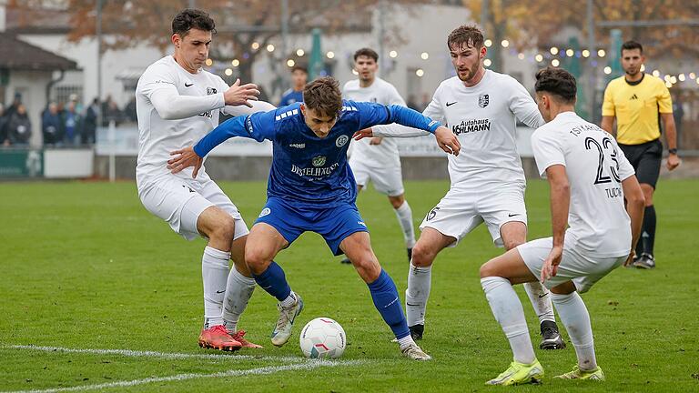 Die Karlburger Spieler (von links) Max Lambrecht, Florian Gutheil und Fabio Tudor lassen Fabio Hock (Mitte) vom Würzburger FV kaum Platz, den Ball zu kontrollieren. Die Karlburger Spieler (von links) Max Lambrecht, Florian Gutheil und Fabio Tudor lassen Fabio Hock (Mitte) vom Würzburger FV kaum Platz, den Ball zu kontrollieren.
