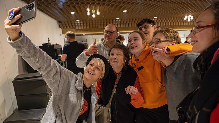 Noch schnell ein Selfie mit Steffi List: Die Schweinfurter Rockröhre gab zugunsten des St. Josef Krankenhauses ein Benefizkonzert in der Stadthalle.