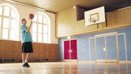 Wo alles begann: Hier in der &bdquo;oberen Halle&ldquo; des Würzburger Röntgen-Gymnasiums spielte Dirk Nowitzki während seiner Schulzeit Basketball. &bdquo;Es hat sich seither nichts verändert&ldquo;, sagt der NBA-Champion in dem an diesem Dienstag in den deutschen Kinos startenden Dokumentarfilm mit dem Titel &bdquo;Nowitzki. Der perfekte Wurf&ldquo;.