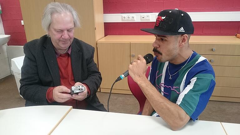 Burkard Schmidl bei der Aufnahme von Klangspenden für seine neue Klanginstallation 'Klangpuzzle', hier mit dem Rapper und Beatboxer Freddy von der Band 'Mosaik'. Freddy war schon bei Dieter Bohlens Sendung 'Supertalent' dabei. Burkard Schmidl bei der Aufnahme von Klangspenden für seine neue Klanginstallation 'Klangpuzzle', hier mit dem Rapper und Beatboxer Freddy von der Band 'Mosaik'. Freddy war schon bei Dieter Bohlens Sendung 'Supertalent' dabei.