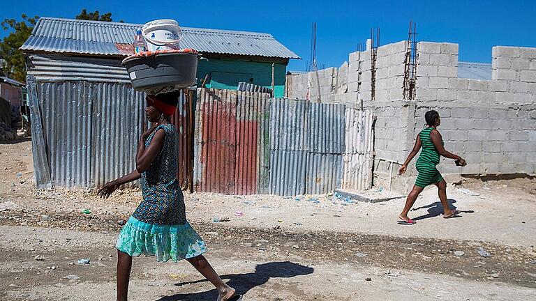 Hundreds of people live in the refugee camp Corail for those displaced by the earthquake, in Croix Des Buquets, Port-au-       -  Haiti hat die Chancen für eine bessere Zukunft nicht genutzt, die der Karibikstaat beim Wiederaufbau nach dem verheerenden Erdbeben gehabt hätte.