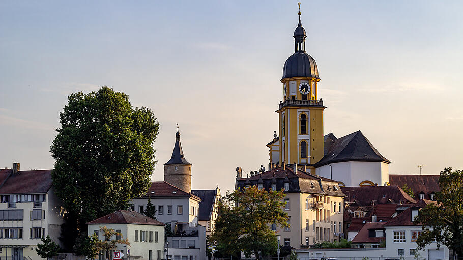 Kitzingen Kirche       -  Eindrucksvoll im Herzen von Kitzingen: die Stadtkirche.