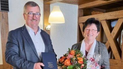 Annemarie Mauer geht nach fast 48 Jahren als Angestellte im Geiselwinder Rathaus in den Ruhestand. Bürgermeister Ernst Nickel verabschiedete sie mit Blumen.