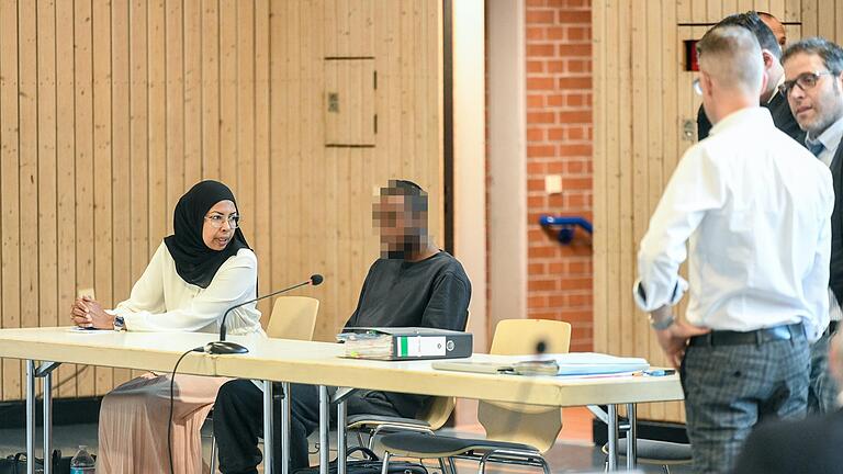 Am neunten Prozesstag schilderten Landsleute das teilweise seltsame Verhalten des Beschuldigten Abdirahman J. (zweiter von links) vor seinem Messerangriff in Würzburg. Das Foto stammt vom siebten Verhandlungstag, der ebenfalls in der Weißen Mühle in Estenfeld stattfand.