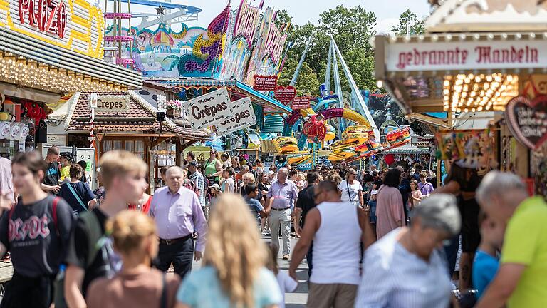 Zahlreiche Menschen besuchten am Mittwoch den Familiennachmittag auf dem Kiliani Volksfest in Würzburg. Wie zufrieden sind die Veranstalter und Besucherinnen und Besucher mit dem Fest bisher?