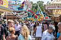 Zahlreiche Menschen besuchten am Mittwoch den Familiennachmittag auf dem Kiliani Volksfest in Würzburg. Wie zufrieden sind die Veranstalter und Besucherinnen und Besucher mit dem Fest bisher?