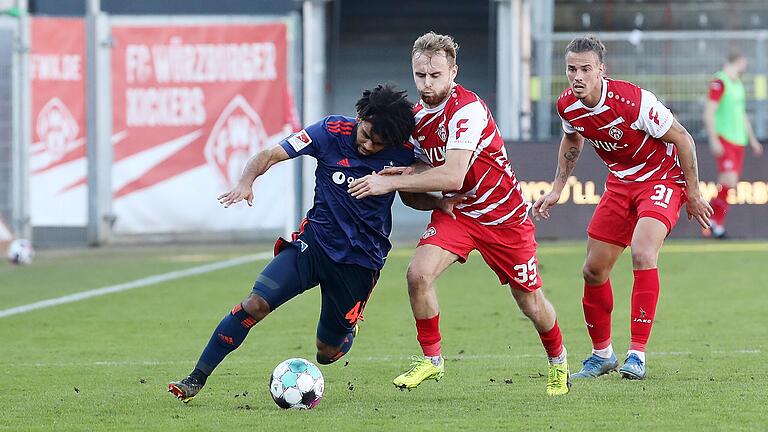 Starke Leistung gegen den Hamburger SV: Martin Hasek (Mitte, hier gegen Ogechika Heil, rechts Rolf Feltscher) feierte beim 3:2-Sieg gegen die Hanseaten sein Premierentor für die Kickers.