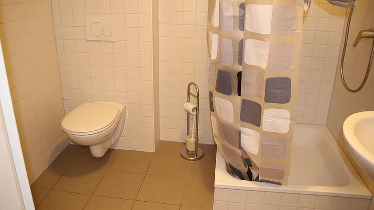 Das Badezimmer in der oberen Wohnung der Obdachlosenunterkunft wurde im vergangenen Jahr renoviert. Das Badezimmer in der oberen Wohnung der Obdachlosenunterkunft wurde im vergangenen Jahr renoviert.