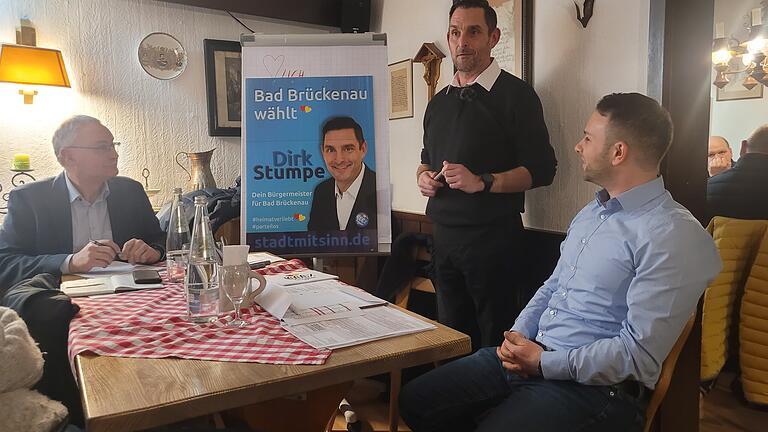 Dirk Stumpe ist Kandidat der PWG für die Bürgermeisterwahl in Bad Brückenau       -  Dirk Stumpe (Mitte) - hier mit einem Plakat aus der Kommunalwahl 2020 - wurde einstimmig als Kandidat der PWG für die Bürgermeisterwahl in Bad Brückenau nominiert.