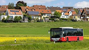 Ab Januar 2025 können Fahrgäste, wie hier bei Forst, mit nur einem Ticket den ÖPNV in sieben unterfränkischen Landkreisen verwenden. Neben den nördlichen Landkreisen sind darin Stadt und Landkreis Würzburg sowie die Landkreise Kitzingen und Main-Spessart integriert.