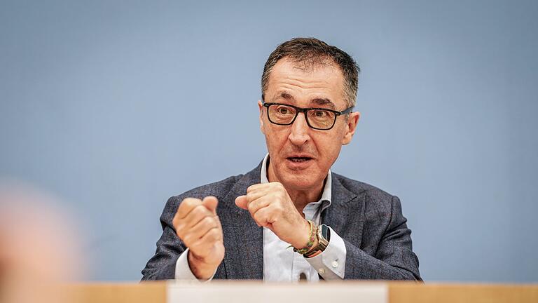 Bundeslandwirtschaftsminister Özdemir       -  Bundeslandwirtschaftsminister Özdemir stellt den Ernährungsreport 2024 vor.