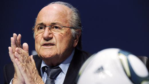 Die Rolle der Fifa       -  Er steht unter Beschuss: Fifa-Präsident Joseph Blatter muss seinen Weltfußballverband vor Korruptionsvorwürfen verteidigen. Der Skandal hat ein Licht auf eine Organisation geworfen, die außergewöhnlich viel Macht hat. Einzelheiten:
