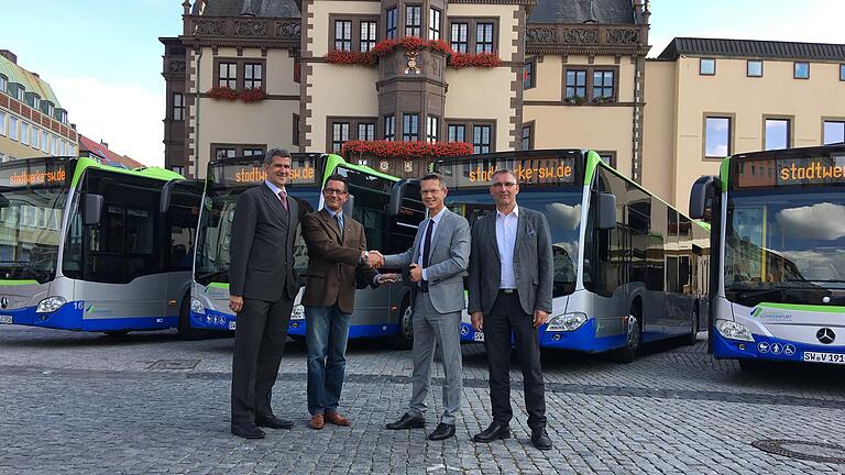 Allzeit gute Fahrt: Vier neue Stadtbusse übergab Roberto Wurm, Vertreter der EvoBus GmbH (2.v.l.), an (v.l.) Thomas Kästner, Geschäftsführer der Stadtwerke Schweinfurt, Oberbürgermeister Sebastian Remelé und Harald Mendrock, Leiter Personenverkehr und Fahrzeugtechnik Stadtwerke.