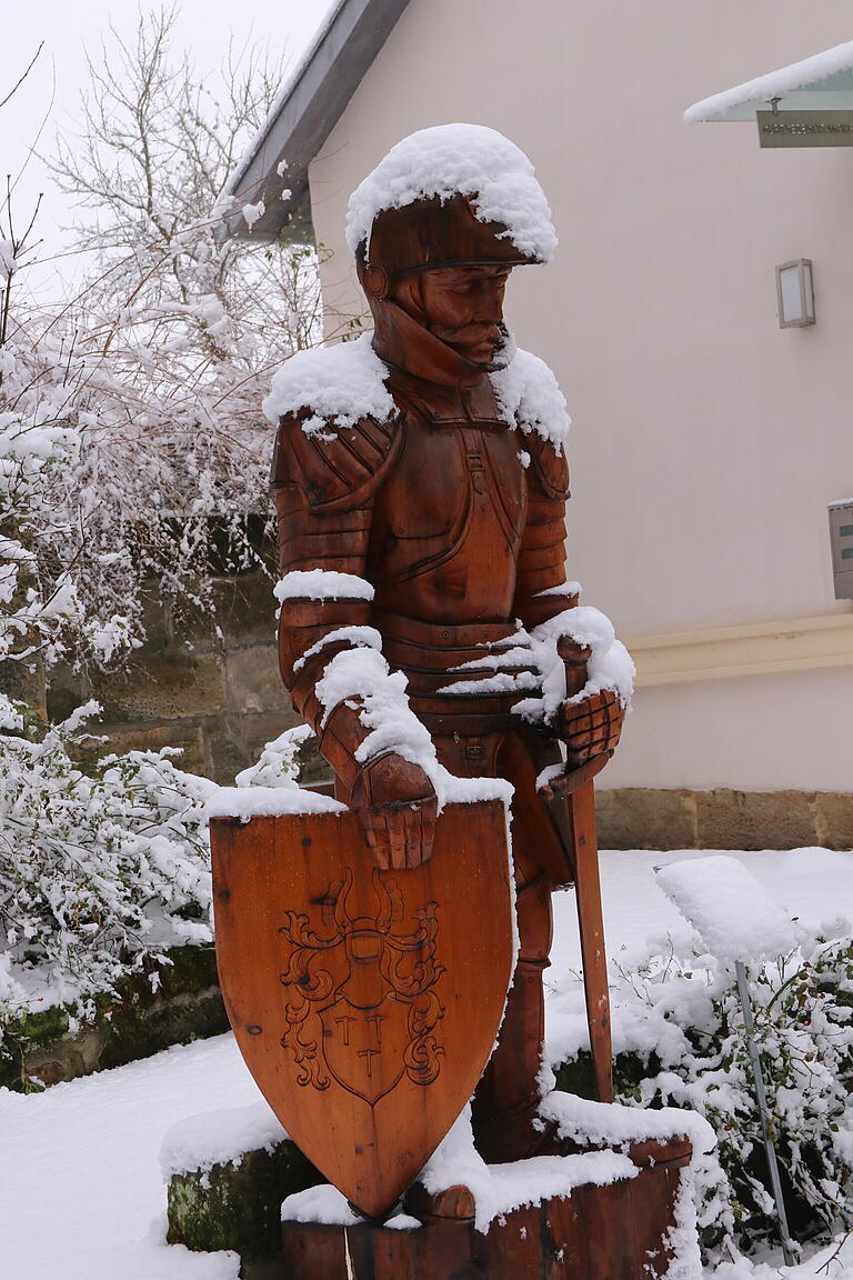 Dem Ritter am Eingang zur Burgruine Altenstein haben Schnee und Wetter zugesetzt. Der Sockel ist morsch und es fehlt ihm die rechte Fußspitze