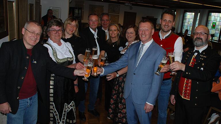 Das Festbier der Kauzen-Bräu für das Bratwurstfest ist süffig und schmeckt (von links): Braumeister Otto Resch, Rosi Brauner, Julia Moutschka, Karlheinz Pritzl, Paul Lehrieder, Steffi Pritzl-Sauer, Rosa Behon, Peter Juks, Björn Jungbauer und Andreas Mohr.