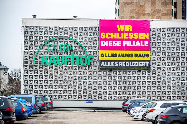 Alles muss raus: Galeria Kaufhof machte die Schließung der Filiale in Schweinfurt im Januar 2023 plakativ klar.&nbsp;