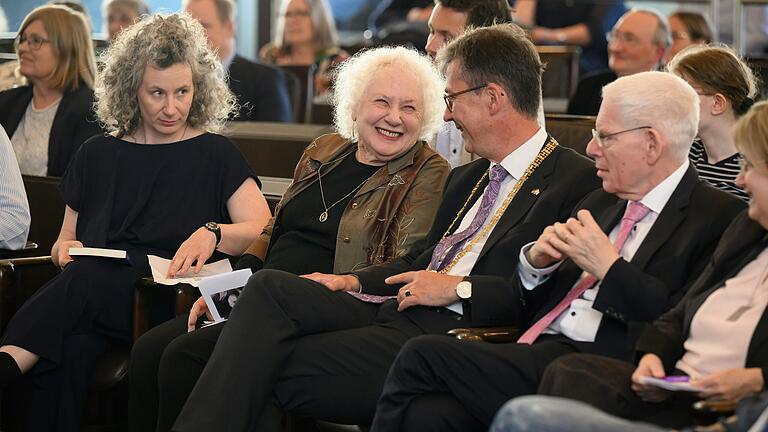 Beim Festakt im Würzburger Ratssaal: Hana Sokolov-Amichai (Mitte), die Witwe Yehuda Amichais, mit OB Christian Schuchardt und Josef Schuster, Präsident des Zentralrats der Juden in Deutschland. Links im Bild&nbsp;Emanuella Amichai, die Tochter des Dichters.&nbsp;