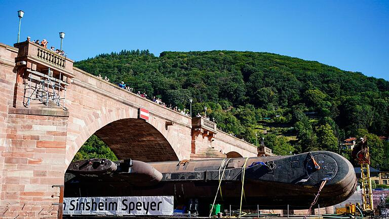 Gekippt unter der Alten Brücke hindurch: U17 in Heidelberg - Projektleiter Einkörn: „Unglaubliche Präzision“(Archivfoto) Gekippt unter der Alten Brücke hindurch: U17 in Heidelberg - Projektleiter Einkörn: „Unglaubliche Präzision“(Archivfoto)