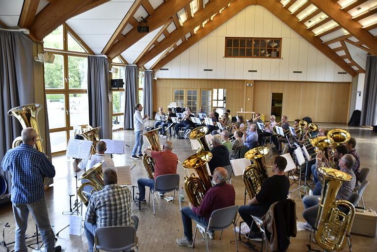 In einem Workshop weihten die Mitglieder 30 Bläserinnen und Bläser in besondere Geheimnisse und Möglichkeiten des Blasens auf ihren Instrumenten ein In einem Workshop weihten die Mitglieder 30 Bläserinnen und Bläser in besondere Geheimnisse und Möglichkeiten des Blasens auf ihren Instrumenten ein