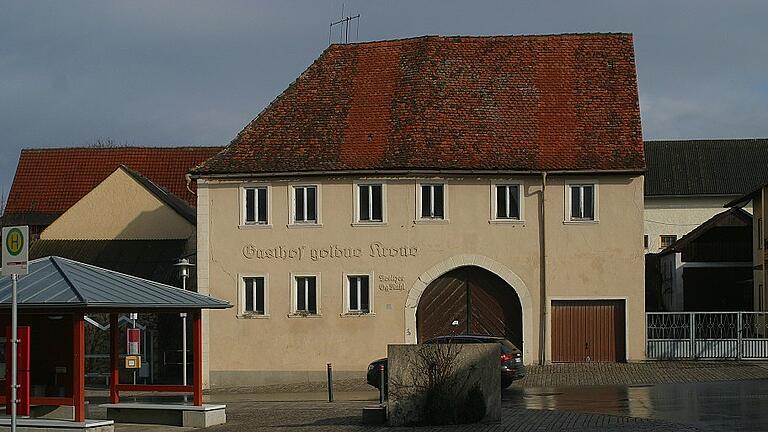 Für das seit Jahren leer stehende Gasthaus Goldene Krone in Possenheim lässt die Stadt ein Wohnraumkonzept erstellen.