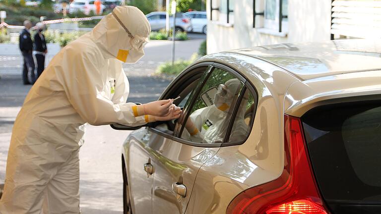 Für den Abstrich auf der Testrecke am Krankenhaus in Marktheidenfeld müssen und dürfen die Testpersonen das Fahrzeug nicht verlassen.&nbsp;