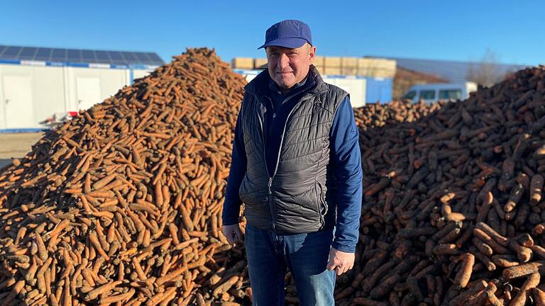 Georg Zink aus Eßleben im Landkreis Schweinfurt baut auf 60 Hektar Möhren zusammen mit seinem Sohn Christoph an. 400 Tonnen Karotten hat er heuer zu viel geerntet.