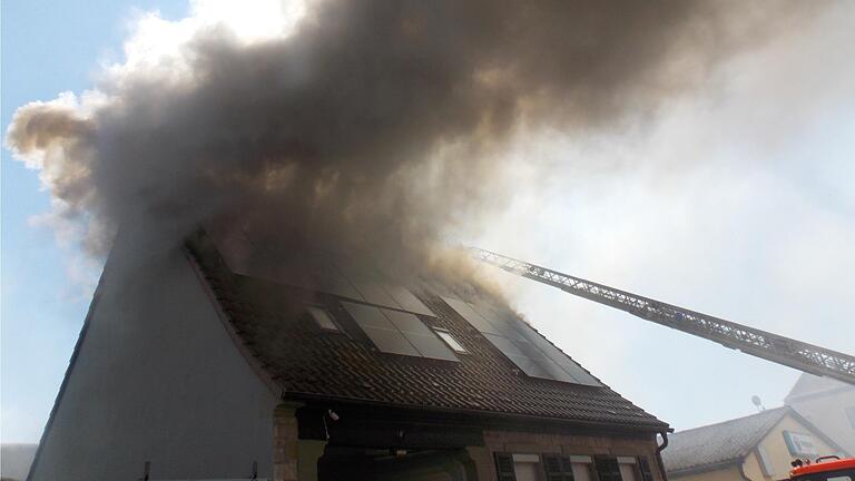 Dichter Rauch drang am Samstagvormittag aus dem Haus von Uwe Hartmann und seiner Familie in der Oberen neuen Gasse in Kitzingens Stadtteil Etwashausen.