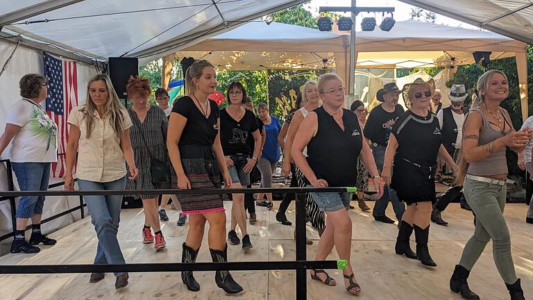 Line-Dance in Horhausen.&nbsp; Der Formationstanz aus den USA wird im Landkreis Haßberge immer beliebter.