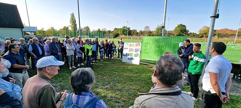 Beim Informationsgang der Gemeinde führte die Route auch zu den am 21. Mai 2023 eingeweihten Kunstrasenplätze des Sportvereins Veitshöchheim, wo erster Vorsitzender Andreas Brand und Sportvorsitzender Daniel Röhm das 700.000 Euro kostende Projekt und die hervorragende Jugendarbeit des Vereins vorstellten. Beim Informationsgang der Gemeinde führte die Route auch zu den am 21. Mai 2023 eingeweihten Kunstrasenplätze des Sportvereins Veitshöchheim, wo erster Vorsitzender Andreas Brand und Sportvorsitzender Daniel Röhm das 700.000 Euro kostende Projekt und die hervorragende Jugendarbeit des Vereins vorstellten.
