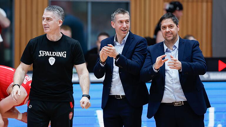 Athletiktrainer Paco Scekic (links), Co-Trainer Dejan Mihevc (Mitte) und Headcoach Sasa Filipovski (rechts) bilden das Trainerteam der Würzburg Baskets.