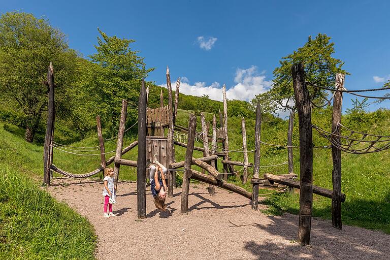 Spielplatz am Schullandheim. Der Hexenpfad in Fischbach in der Rhön ist ein Abenteuer für Ausflügler jeden Alters.