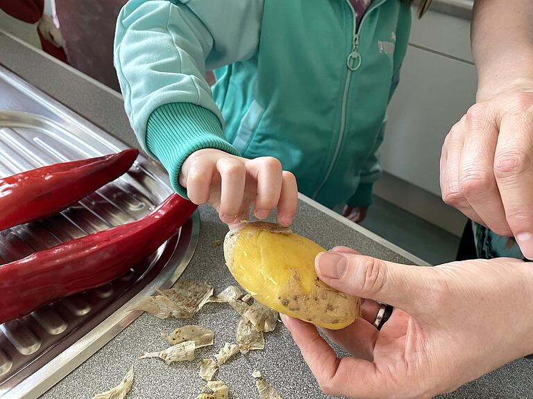 Gekochte Kartoffeln kann auch ein Kleinkind ganz einfach abziehen, wenn sie kalt sind und braucht dazu kein Messer. Gekochte Kartoffeln kann auch ein Kleinkind ganz einfach abziehen, wenn sie kalt sind und braucht dazu kein Messer.