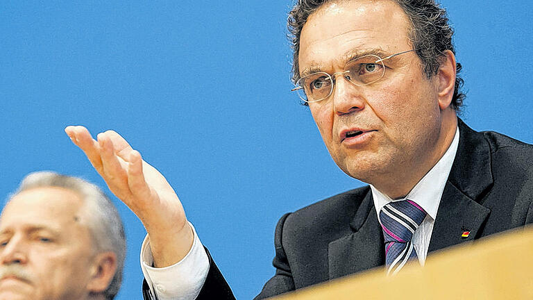 Stellte den Verfassungsschutzbericht vor: Bundesinnenminister Hans-Peter Friedrich (rechts), im Hintergrund der scheidende Bundesverfassungsschutzpräsident Heinz Fromm