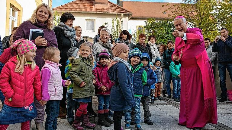 &bdquo;Das sind die Schwestern, die heute ein großes Fest feiern&ldquo;, sagte Bischof Friedhelm Hofmann den Kindern bei der Begrüßung in Rödelmaier.