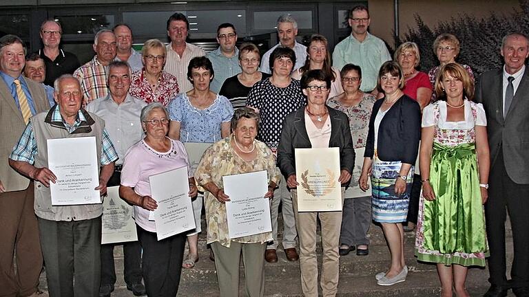 Besondere Ehrungen, weil am längsten in Verantwortung, erfuhren: (vorne, von links) Anton Limpert, Traute Sauer, Lydia Streng und Imelda Hetterich. Mit im Bild: Kreisobmann Klaus Merkel (links), Alois Kraus (rechts), stellvertretender Bezirkspräsident und Kreisbäuerin Cäcilie Werner (Zweite von rechts) sowie alle, die seit 15 Jahren Verantwortung im BBV tragen.