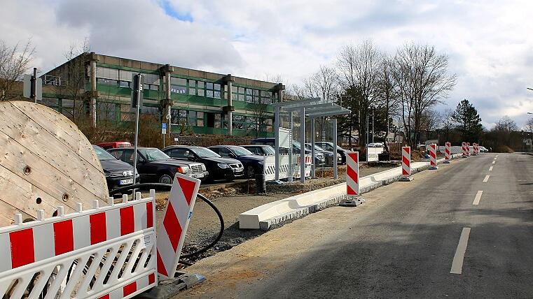 Größte Investitionsmaßnahme im Haushalt 2018 ist mit 1,7 Mio. Euro die Sanierung der Günterslebener Straße. Im Bild erfolgt gerade der Ausbau des Gehwegs vor der Grundschule.