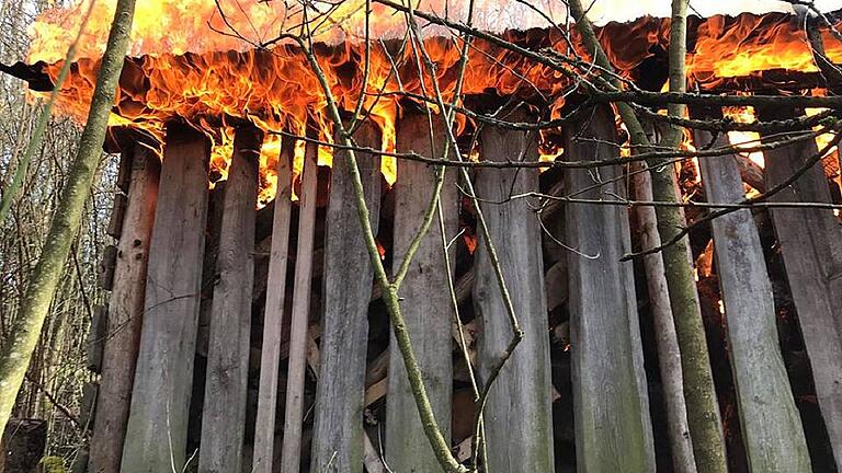 Am Montag brannte es zum vierten Mal in Folge in Estenfeld: Das Feuer wurde in einem Gartenhäuschen gelegt.