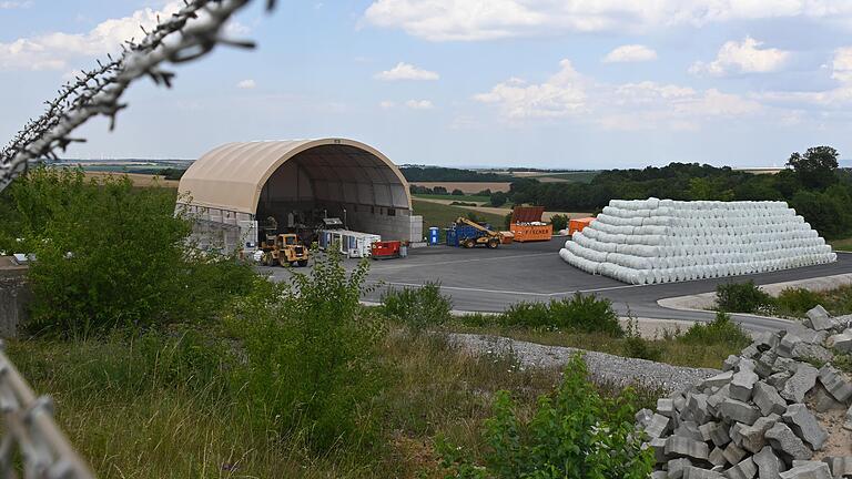 Das neue Zwischenlager auf der Reststoffdeponie Hopferstadt wurde vor wenigen Tagen in Betrieb genommen. Während der Generalsanierung im Würzburger MHKW können dort bis zu 8000 Tonnen unverbrannter Hausmüll, zu Ballen gepresst, zwischengelagert werden.