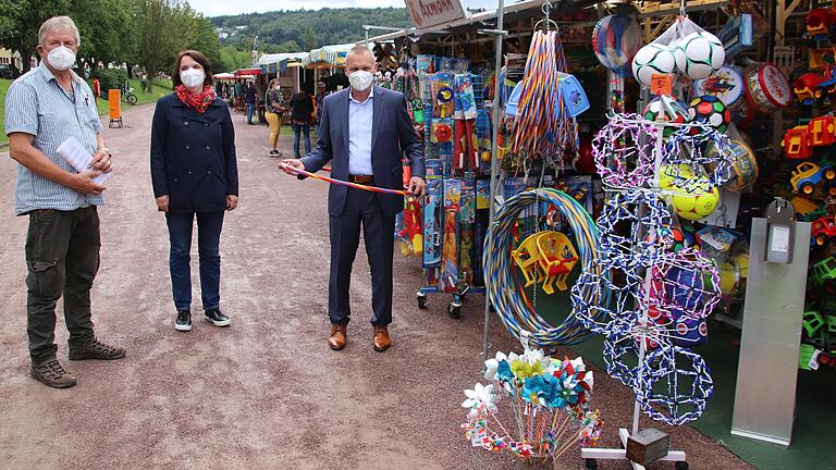 Hier wird man auch für Kind und Enkel fündig: Beim Marktrundgang am Mainufer mit Marktleiter Stefan Halm, Inge Albert vom Stadtmarketing und Bürgermeister Thomas Stamm wurde bei den Spielwaren etwas länger Station gemacht.&nbsp;