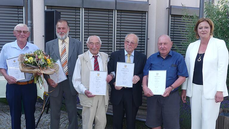 Ehrung für die Urgesteine des Gemeindelebens: (von links) Otto Seuffert, Robert König, Horst Gräf, Dr. Klaus-Peter Müller und Anton Keidel erhielten von Bürgermeisterin Simone Seufert die kommunale Ehrennadel.