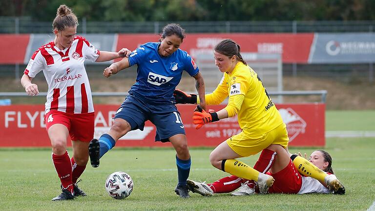 Meike Bohn (links) verteidigt im eigenen Strafraum gegen Gia Corley von der TSG Hoffenheim. Das Bild entstand im DFB-Pokal-Spiel in der vergangenen Saison.