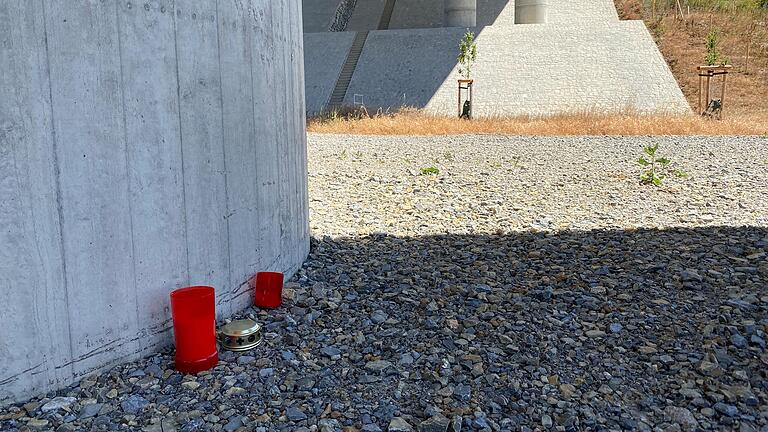 Zwei erloschene Grablichter erinnerten unter der Talbrücke Schraudenbach an den tödlichen Arbeitsunfall im Juni 2016, als ein Teil der neu gebauten Brücke einstürzte.