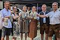 Beim Bieranstich des 121. Versbacher Rochusfest an der Pleichachtalhalle (von links): Stadtrat Willi Dürrnagel, Stadtrat Wolfgang Roth, Sabrina Baumer (SB Versbach), Uta Littmann (SB Versbach), Bürgermeisterin Judith Roth-Jörg, Hubert Uhl (SB Versbach) und Sportbund-Festwirt Harald Habermann.