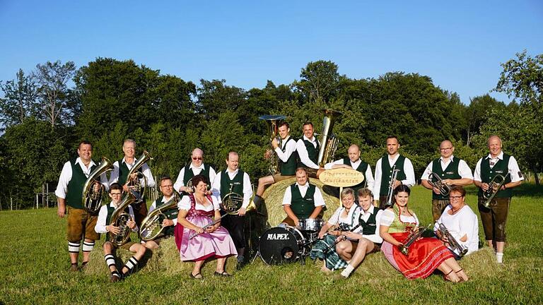 Die Singenrainer Musikanten spielen im Staatsbad. Foto: Isabell Gerr - Die Singenrainer Musikanten spielen im Staatsbad. Foto: Isabell Gerr Die Singenrainer Musikanten spielen im Staatsbad. Foto: Isabell Gerr - Die Singenrainer Musikanten spielen im Staatsbad. Foto: Isabell Gerr